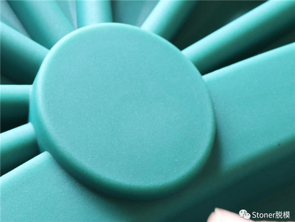 使用Stoner TraSys RotoFlow改善了產品質量，提供了沒有針孔的光滑表面！