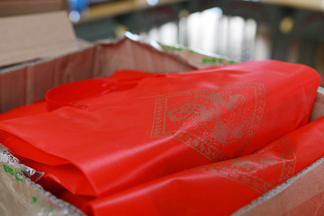 給學(xué)生準(zhǔn)備的小禮物（文具盒、筆、糖果）