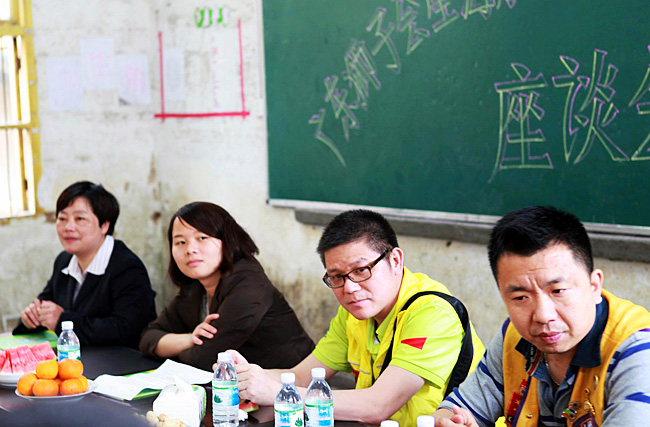 上猶團(tuán)縣委曾書記（左二）、廣東獅子會(huì)星海隊(duì)的前任隊(duì)長(zhǎng)吳志強(qiáng)獅兄、現(xiàn)任隊(duì)長(zhǎng)宋衛(wèi)星獅兄在座談會(huì)